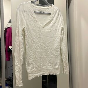 White V-Neck knit long sleeve shirt